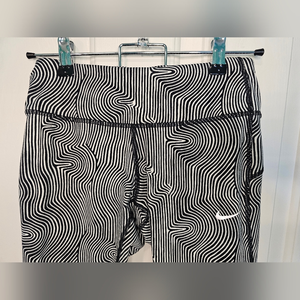 Nike Dri Fit Black&White Illusion Patterned Capri Running Pants Women's size XS